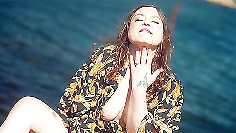 Mas enthusiasmly shows off her black pussy