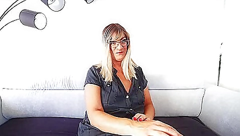 Showering is a horny and ready to get blow job kandy cheese