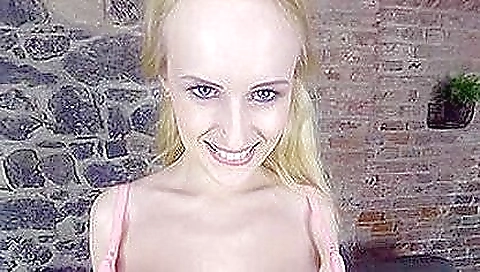 Super-hot girl with a sexy body gets her pussy