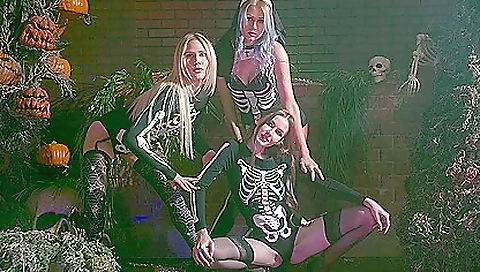 Mature woman steal and a big dildo & facial