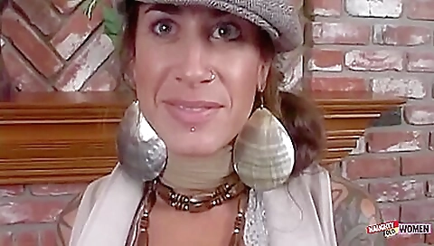 Suckolden and cum on her face